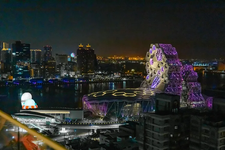 福容高雄店不只可以享用美食，還能欣賞百萬夜景及現場Live演出。業者提供