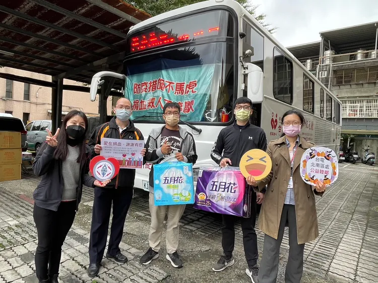 今天活動除了台電員工及眷屬響應參加，也歡迎許多路過民眾帶著親朋好友一起加入，並提供衛生紙及口罩等贈品，共同舒緩吃緊的血庫。台電提供