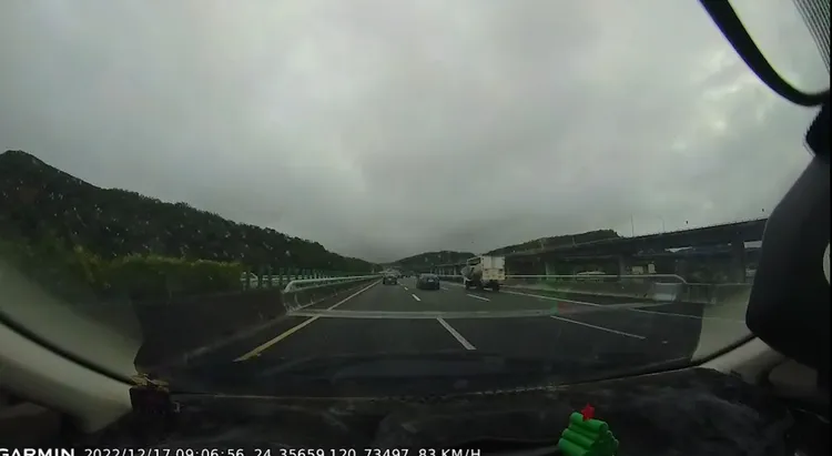 小貨車左側車體被強風吹落。民眾提供