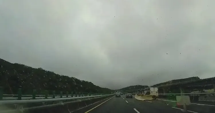 小貨車物品散落路面。民眾提供