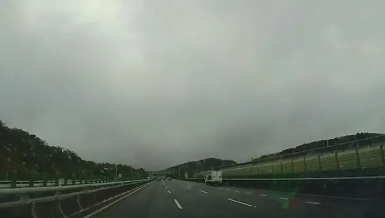 左側車體被強風吹落，貨車繼續行進。民眾提供