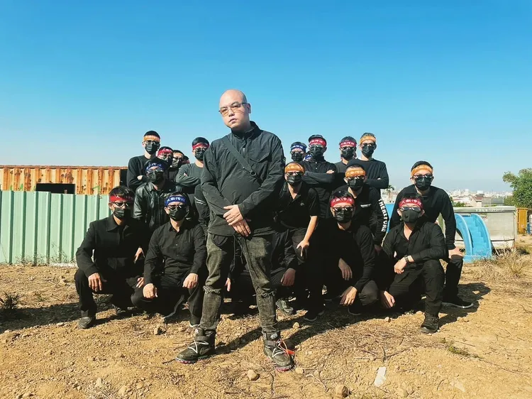 強尼（前）決心將興趣實踐成事業，一手打造品牌「大象傳媒」。大象傳媒提供