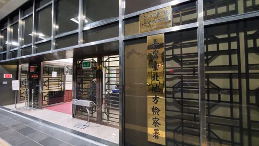 年輕男躺公園椅「一動也不動」　民眾嚇壞急報案！警員到場氣炸了