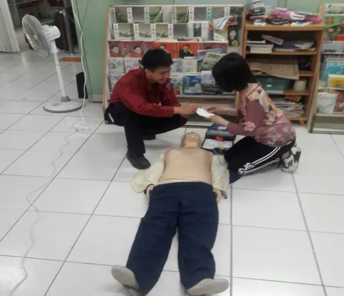 民眾於事故發生的第一時間，可把握黃金救援時效，以CPR+AED，搶救患者生命。消防局提供