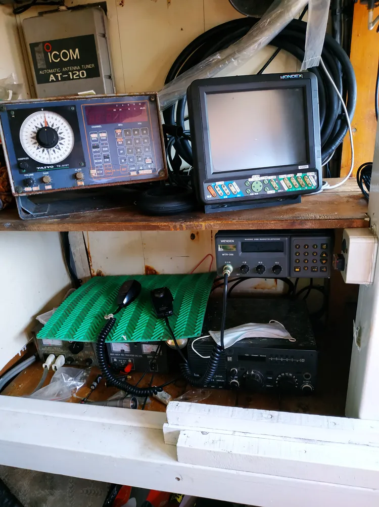 遭法拍的漁船上有衛星導航（含雷達）、海圖機、無線電機、發電機、引擎等，領有漁業執照。宜蘭分署提供