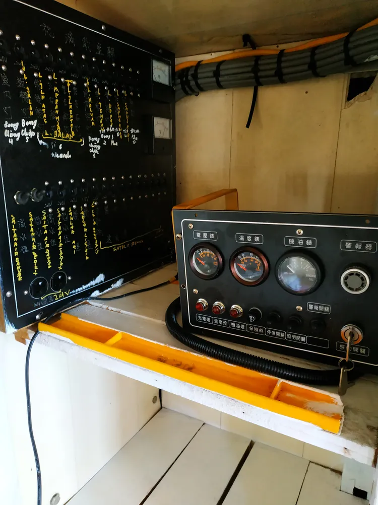 遭法拍的漁船上有衛星導航（含雷達）、海圖機、無線電機、發電機、引擎等，領有漁業執照。宜蘭分署提供