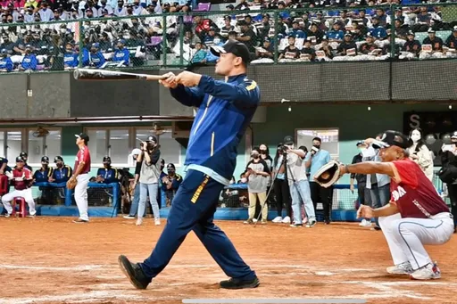 關懷盃棒球賽開打!退役職棒球星助陣 林智勝代打登場高呼「Mubuy」有這意思