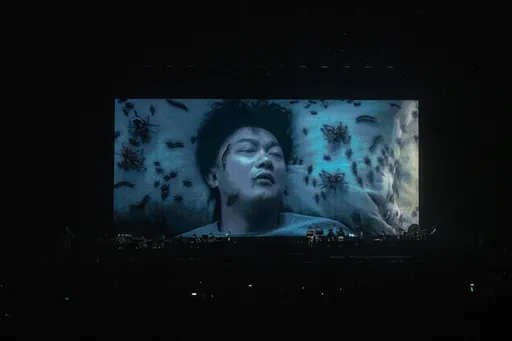 驚! 陳奕迅鼻孔鑽出蜈蚣、蜘蛛畫面曝光 耳朵唱到進水「好怕被電到」