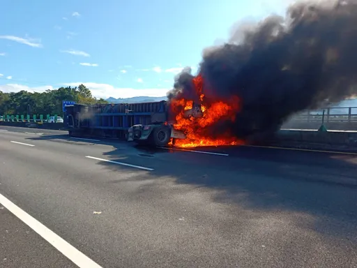 國3新竹關西段貨櫃車翻覆起火 濃煙漫國道!南下一度「紫爆」
