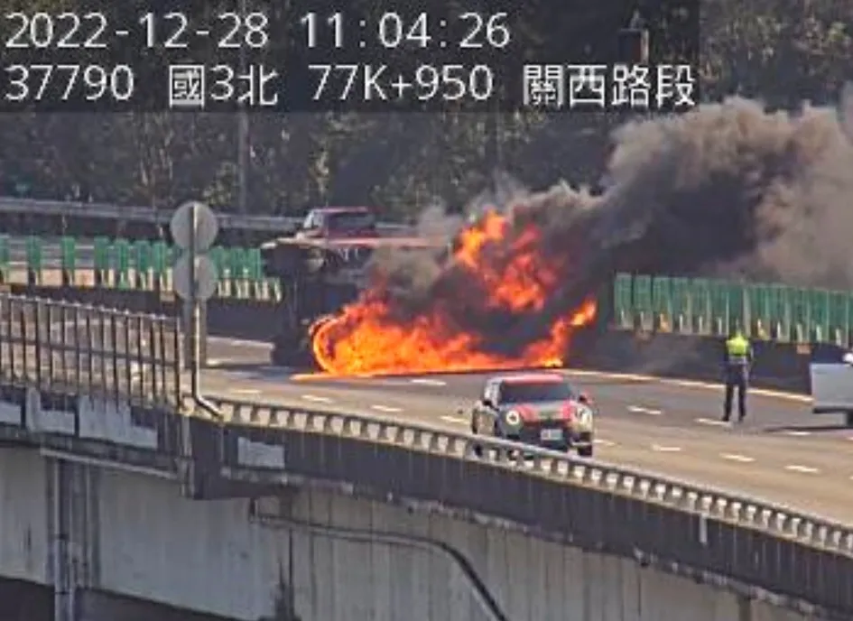 國道3號77公里南向新竹關西路段,今天(28日)上午10時許發生火燒車事故。翻攝自高公局1968APP