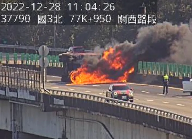 國道3號77公里南向新竹關西路段，今天（28日）上午10時許發生火燒車事故。翻攝自高公局1968APP