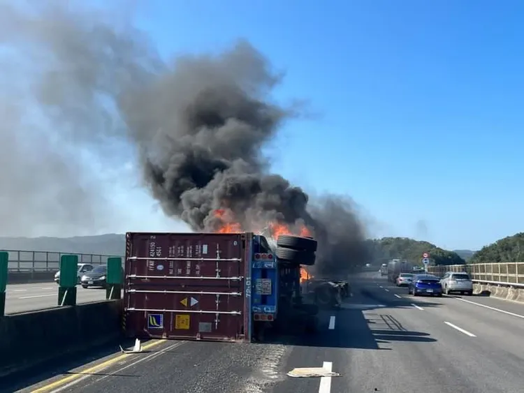 火燒車造成過到煙霧瀰漫。民眾提供