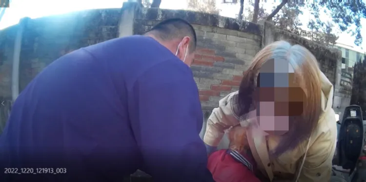 老婦人低溫中昏厥路倒，田中所兩警及時趕來救援。警方提供