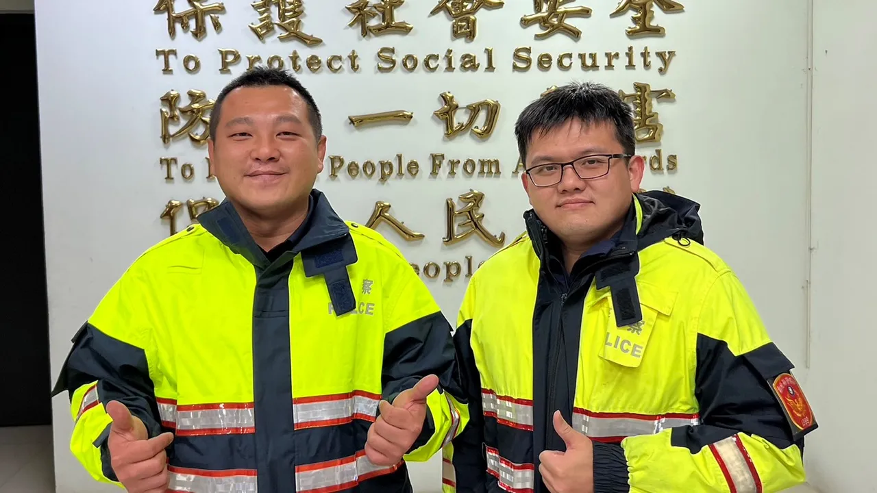 警員陳筠儒(左)、高智新及時救援,博得鄉親盛讚暖心。警方提供