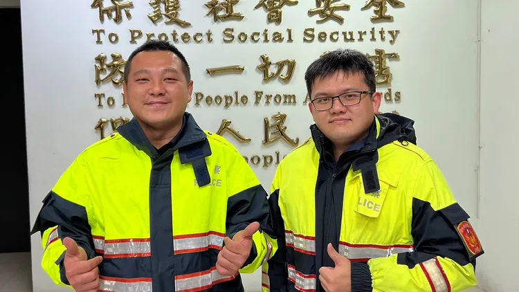 警員陳筠儒(左)、高智新及時救援，博得鄉親盛讚暖心。警方提供