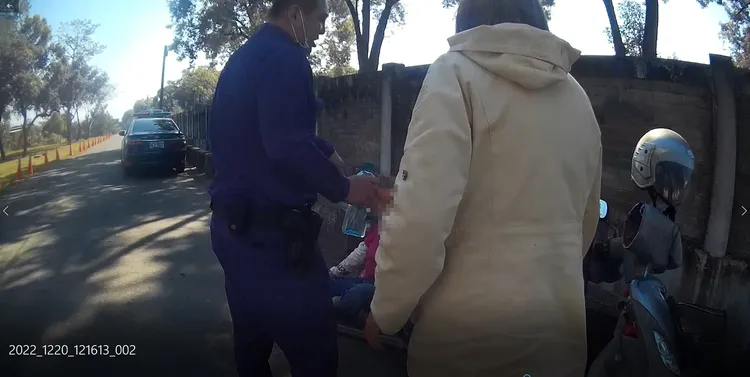 老婦人恢復意識後，員警也提供礦泉水供她飲用。警方提供