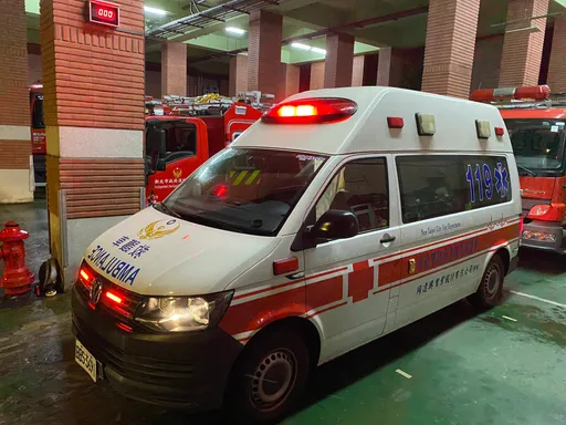 新北孕婦上廁所太用力！生出男嬰撲通掉進馬桶　家屬又驚又喜