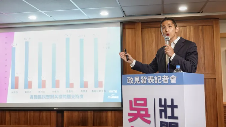 吳怡農用民調數據佐證自己對兵役延長的主張。莊宗達攝