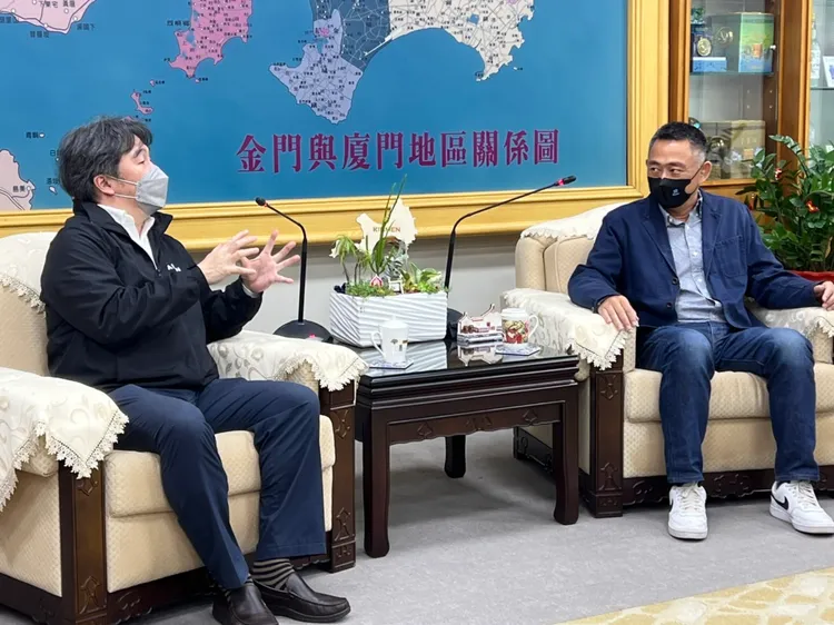 疫情指揮官王必勝前往金門縣政府拜會楊鎮浯縣長。金門縣政府提供