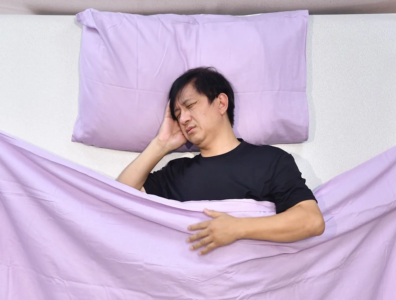 狗睡不好。示意圖
