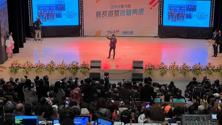 歌手趙傳返鄉出席就職典禮，高歌一曲博得全場掌聲。魏嘉良攝