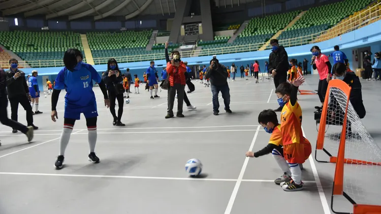 搶搭世界盃話題熱潮，張麗善身穿足球衣在就職前與小朋友踢球。魏嘉良攝