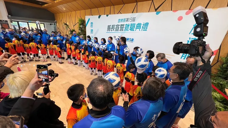 就職典禮搶搭世界盃足球熱潮，雲縣府執政團隊全員換裝足球衣與小朋友們傳球，繼續上場拚縣政。魏嘉良攝