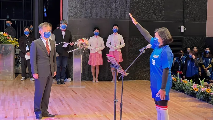 陸委會主委邱太山（左）到場主持張麗善宣誓就職典禮。魏嘉良攝