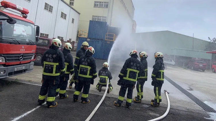 新進消防員進行火災搶救射水訓練。新北市消防局提供