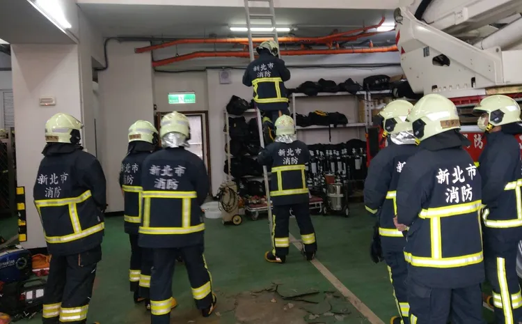 新警消接受爬梯訓練。新北市消防局提供