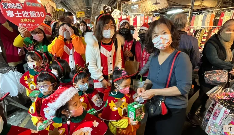 社團法人新北市國際兒童教育協會帶領雅森幼兒園小朋友裝扮成耶誕「好人」和小麋鹿，上街宣傳「寒士吃飽30」活動。創世提供