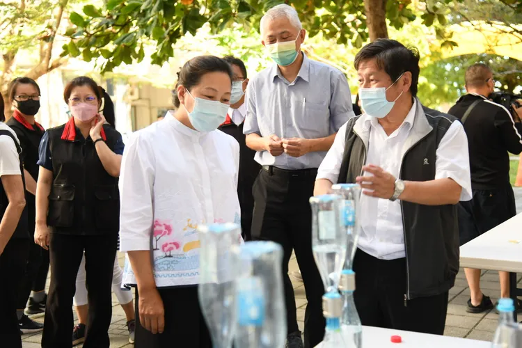 花蓮縣長徐榛蔚也來看展，期勉學子從創造中找尋熱情。縣府提供
