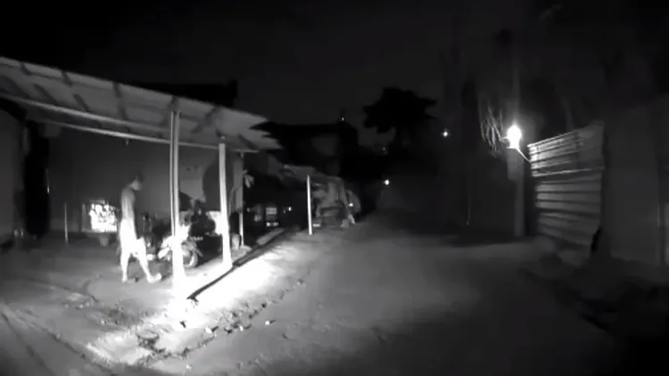 葉男遠遠看到警察就快速離開，反而引起警方注意。讀者提供