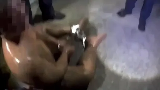 赤膊男巷口等女友　卻來了警察