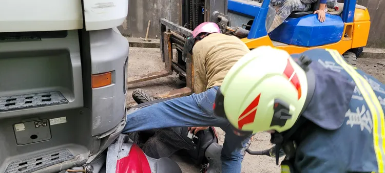 蔡男左小腿卡住，警消用器材協助脫困。翻攝畫面