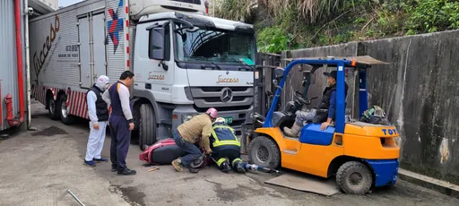巡視施工狀況突遭貨櫃車撞　男騎士左小腿遭夾困