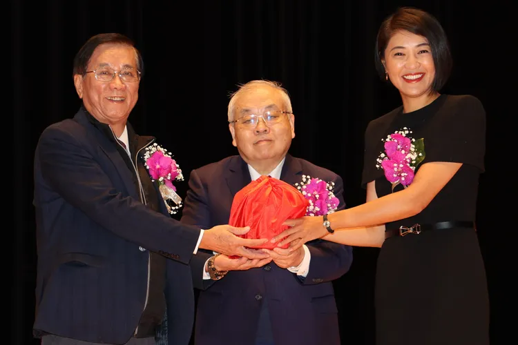 縣長監交人為行政院主計總處主計長朱澤民擔任。南投縣政府提供