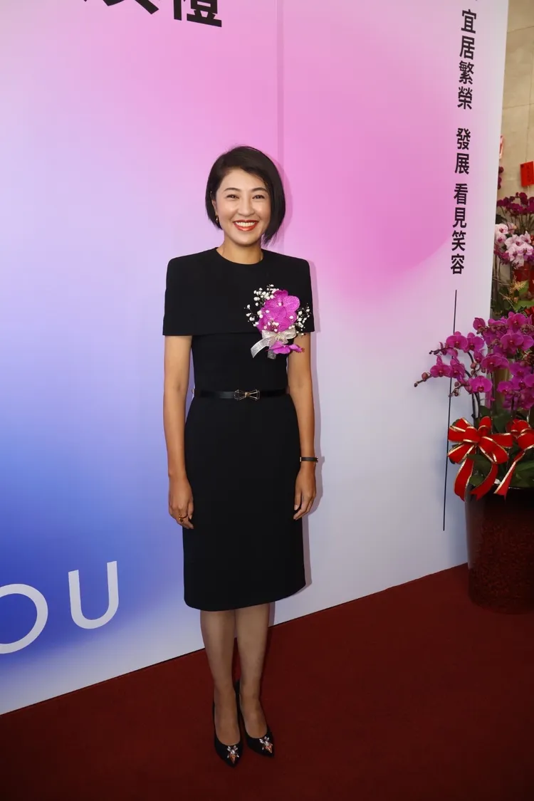 許淑華今日穿著黑色短裙洋裝，其氣息顯德高貴。田兆緯攝