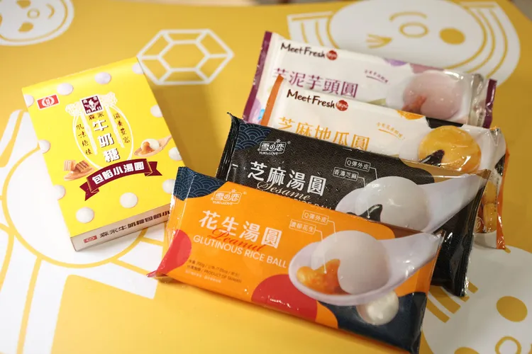 雪之戀湯圓(花生/芝麻)，售價58元/盒；鮮芋仙芝麻/芋泥地瓜圓，售價109元/盒；森永牛奶糖包餡小湯圓，售價89元。翁玉信攝