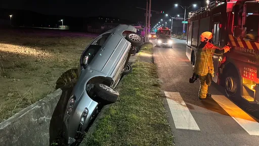 阿北暗夜駕車詭譎衝入水溝 這麼剛好「卡住」動彈不得