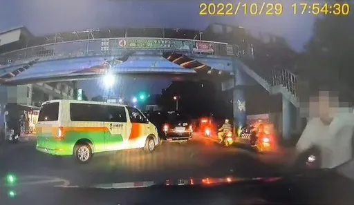 逼車片|不爽被插隊!南投兩廂型車鬼切攔截又嗆聲 更把警當塑膠