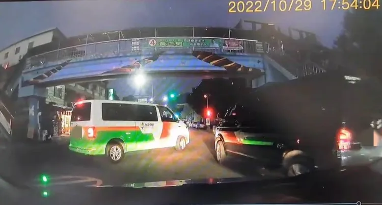 2輛車輛最後完全阻擋，並下車找人理論。民眾提供