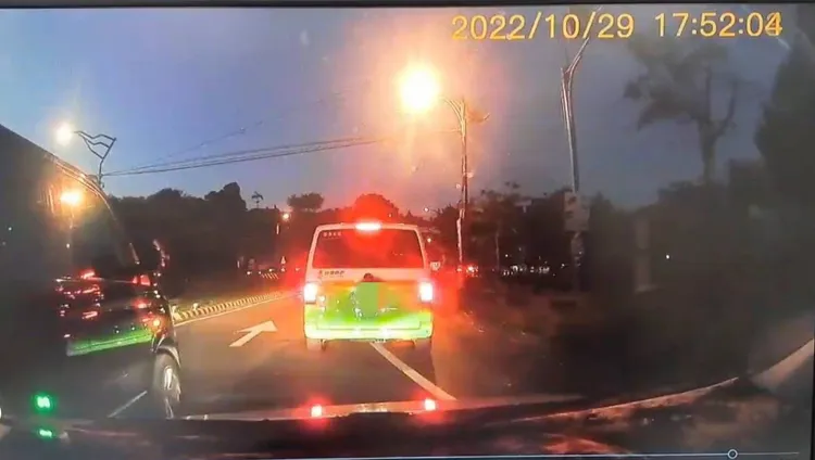 2台廂型車同阻攔蕭姓男子的去路。民眾提供