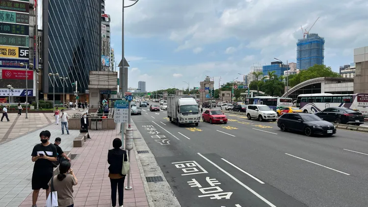 北車前忠孝西路今起夜間11時到隔天6時開放機車通行。資料照片
