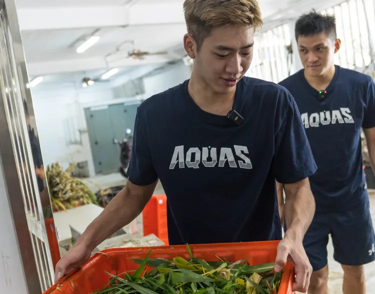 球員邱子軒搬運動物食材。全家海神職籃提供