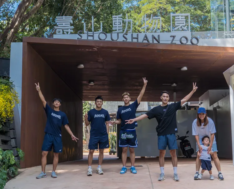 全家海神職業籃球隊球員到動物園體驗一日保育員。全家海神職籃提供