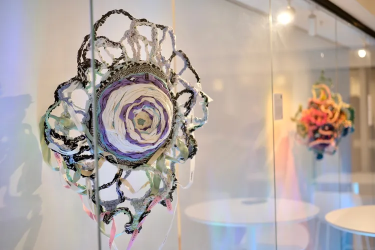 編織時融入的白色部分，象徵珊瑚因人造汙染而逐漸白化、失去色彩，甚至死去。陳志淵攝