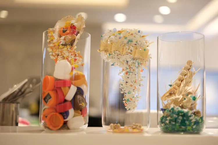 洪郁雯利用打碎的回收塑料瓶蓋結合魚骨和貝殼，創作出「化石」系列作品，乘載在台玻自有品牌TG的儲物罐內。陳志淵攝 