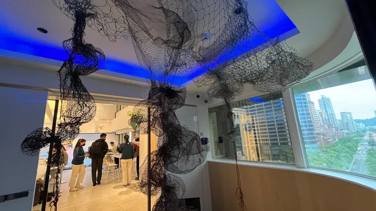 電梯一打開之是從上而降的漁網。陳志淵攝