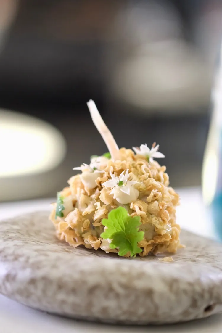 將原民料理中常會出現的田雞，結合代表海洋系列的海藻醬及鯷魚醬，預告的第三季企劃「文化」。陳志淵攝